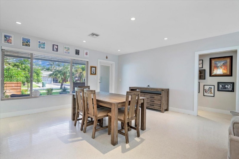 Building Photo - 1900 NE 42nd St