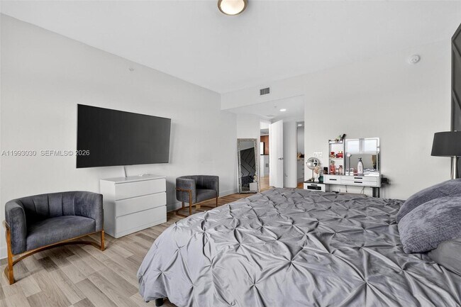 Building Photo - 15051 Royal Oaks Ln