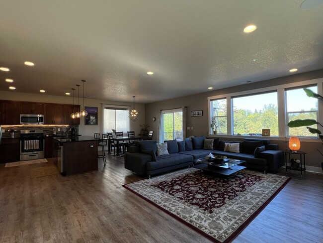 Building Photo - Beautiful Beaverton 4 Bed 2.5 Bath include...