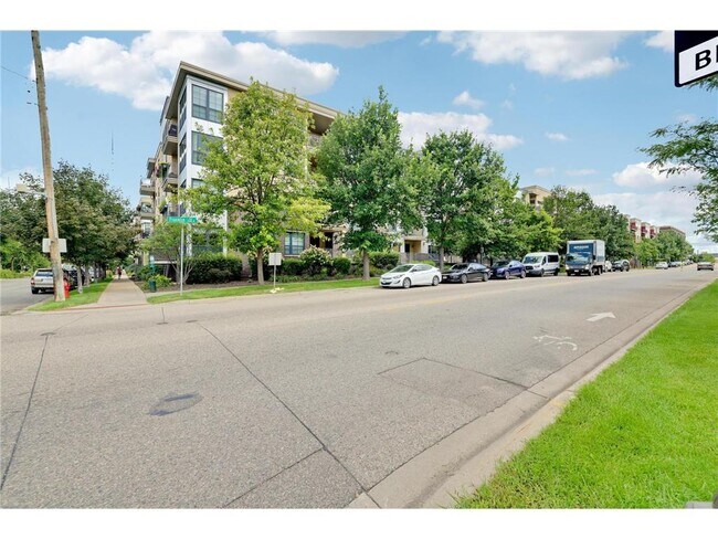 Primary Photo - 2565 Franklin Ave