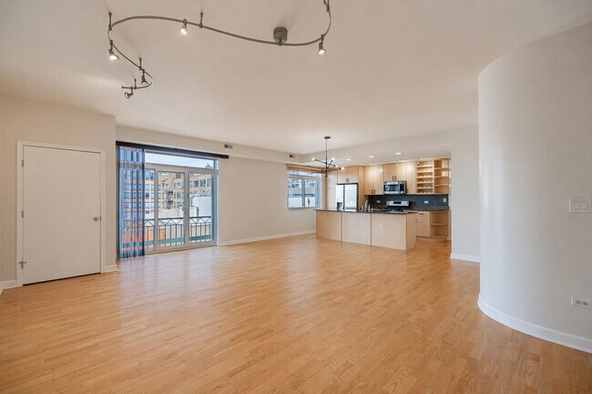 Building Photo - 680 N Green St