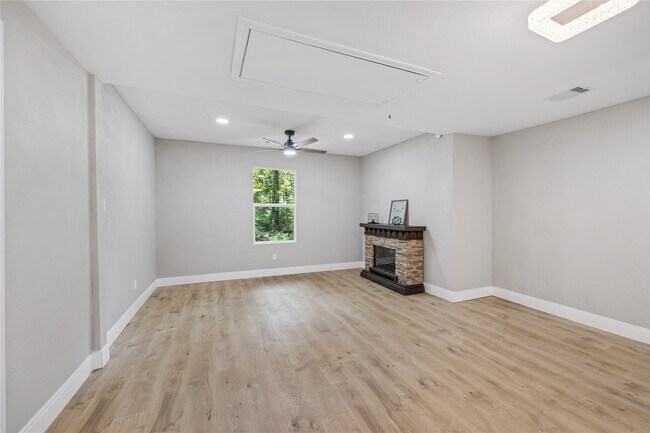 Building Photo - 10928 L&M Rd