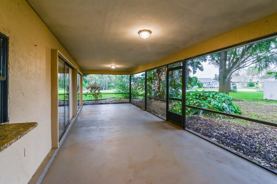 Building Photo - 336 Shorewood Dr