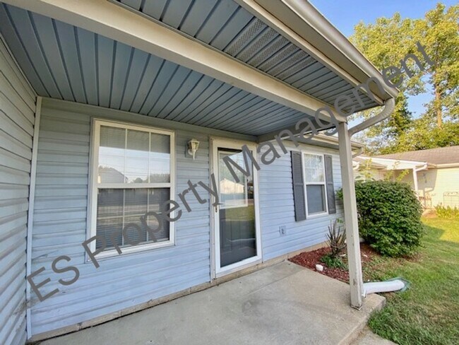 Building Photo - Great 3 Bedroom 2 Bathroom Ranch Style Hom...