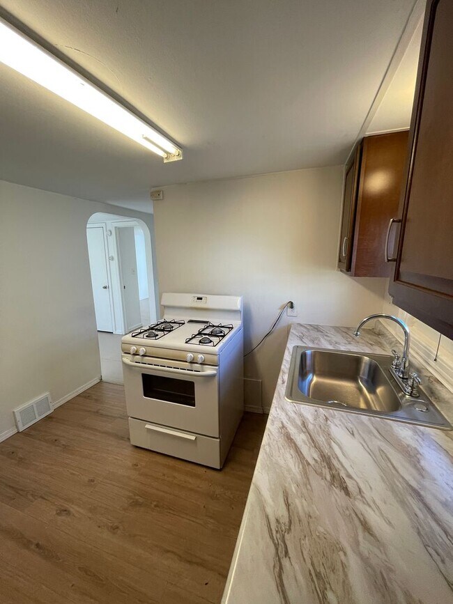 Building Photo - 402 N 6th Ave