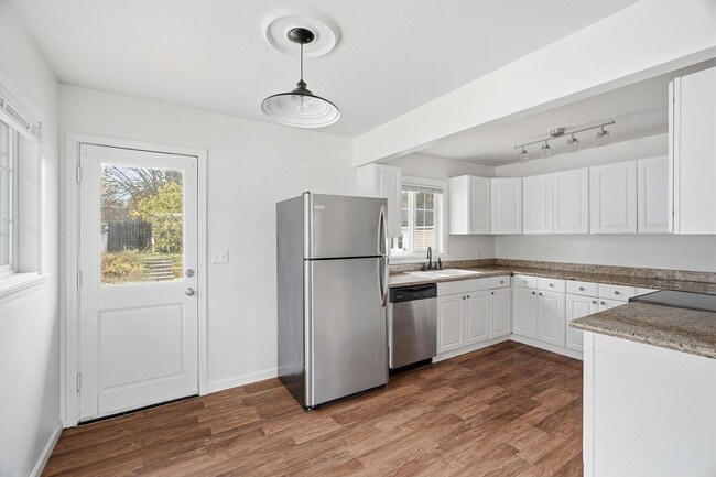 Building Photo - 3917 E Fairview Ave