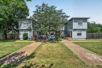 Building Photo - 2 Weeks Free! Spacious 4BR Townhome with Fenced Yard in Lago Vista