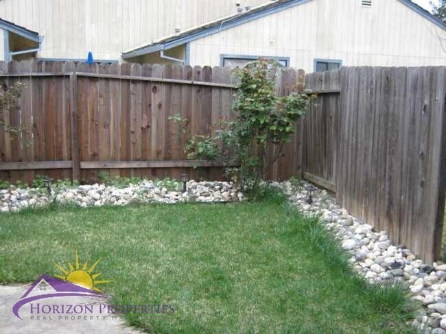 Building Photo - Open 2 Bed 2 Bath Natomas Duplex Unit