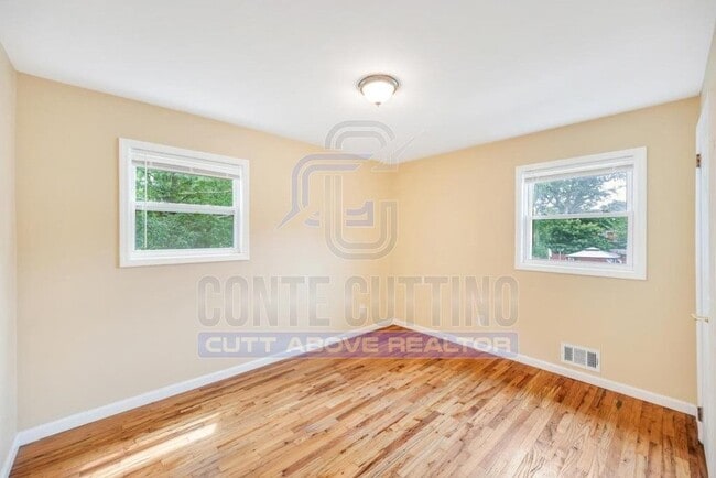 Building Photo - 9 Juniper Pl
