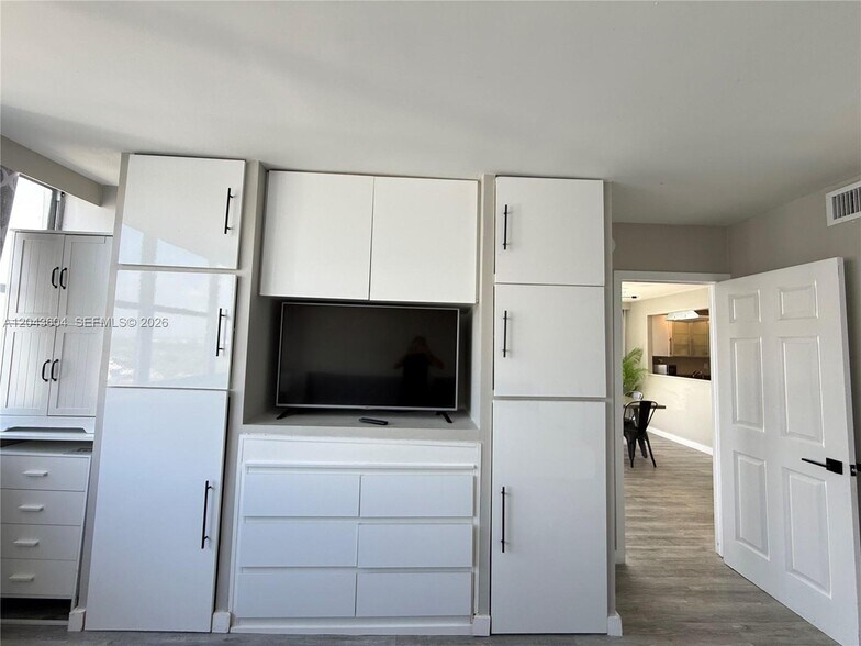 Building Photo - 5838 Collins Ave