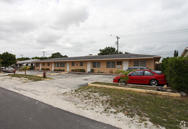 Primary Photo - Golden Coach Apartments
