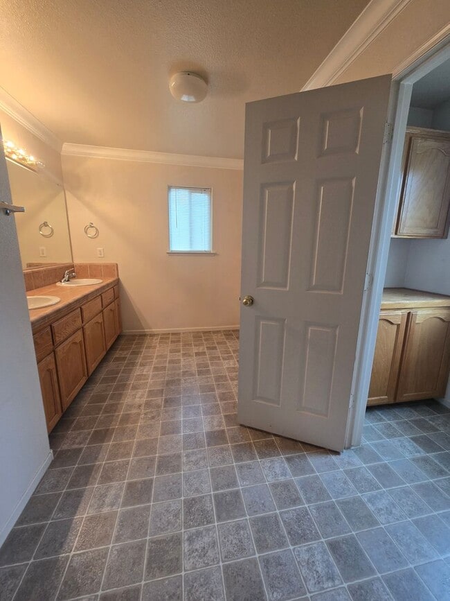 Building Photo - Spacious 2 Story 4 BR 2.5 BA Available Now