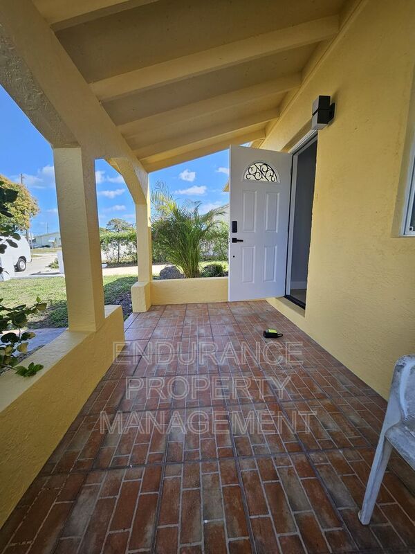 Building Photo - 809 W 5th St