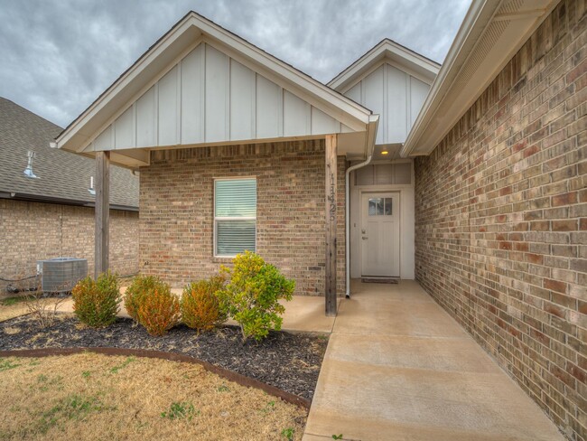 Building Photo - 4 Bedroom + Yukon Schools