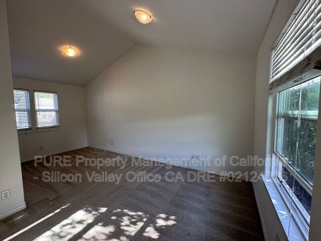 Building Photo - 134 Creekside Village Dr
