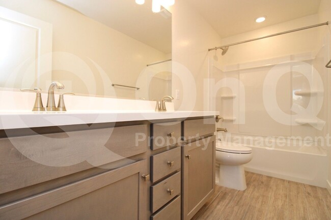 Building Photo - 2957 E Cherry Hill Dr