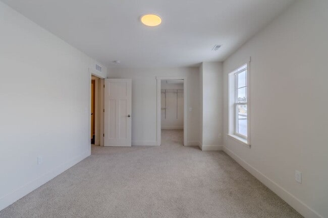 Building Photo - 1502 Simsbury St