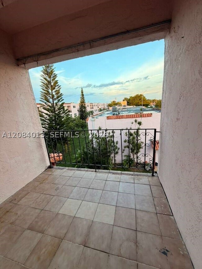 Building Photo - 1255 W 53rd St