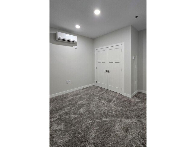 Building Photo - LAKE VIEW- 3 Bedroom Condo
