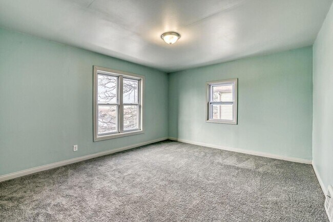 Building Photo - 610 Fairview Ave N