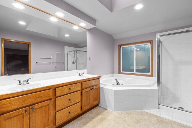 Building Photo - Spacious 4 bed/2.5 bath in Kirkland