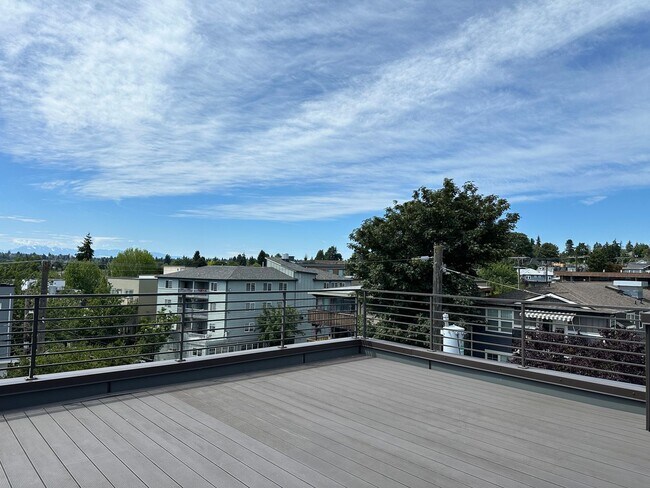 Building Photo - Gorgeous Greenlake Townhouse with Parking