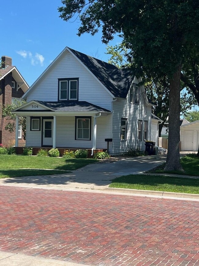 Building Photo - 3 Bed Spacious Home near downtown Pella!