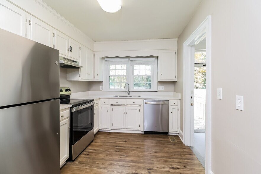 Building Photo - 305 S Mulberry St