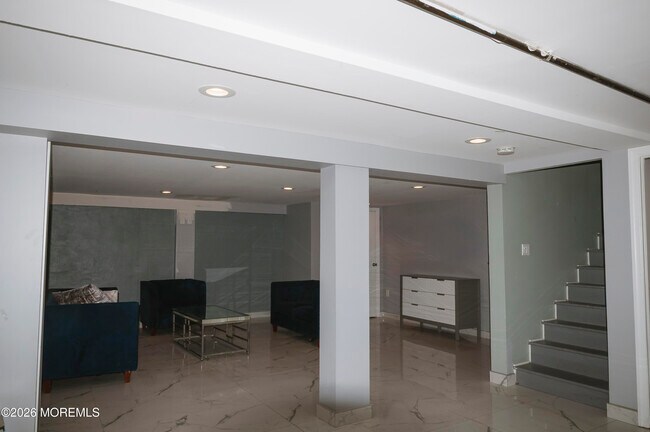 Building Photo - 295 Roosevelt Ave