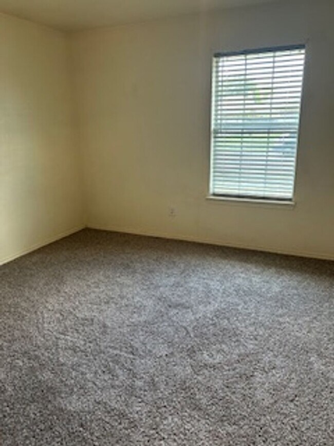 Building Photo - 2305 Upland Bend Dr