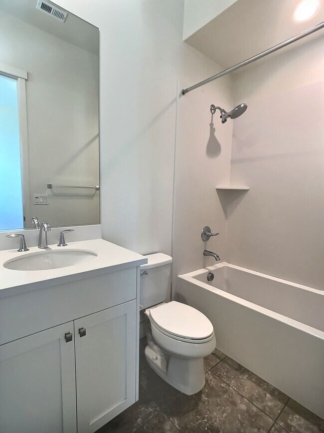 Building Photo - Bright 2 Bedroom Townhome in Downtown San Jose
