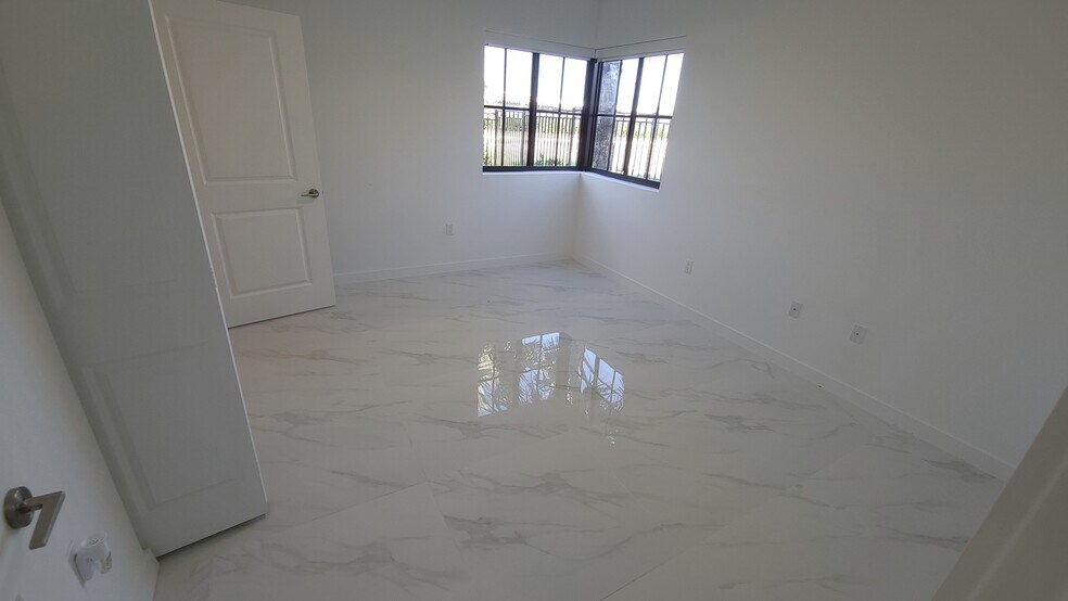 Building Photo - 858 E 27th St