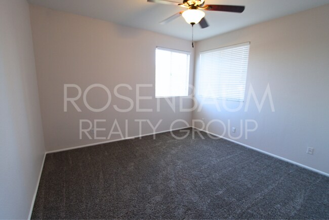 Building Photo - 5-beds, 3-baths Waterfront home in Gilbert...