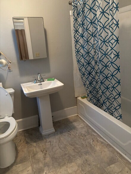 Building Photo - 319 Railroad St