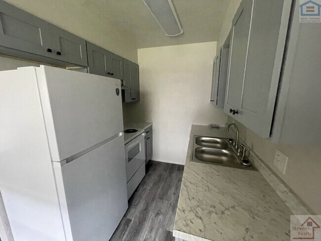 Building Photo - 1502 NW Kingsbury Ave