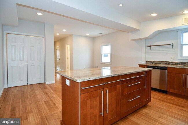 Building Photo - 737 Morton St NW