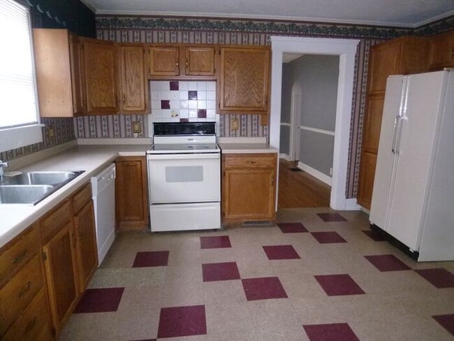 Building Photo - 2 Bedroom Home with Fenced Yard
