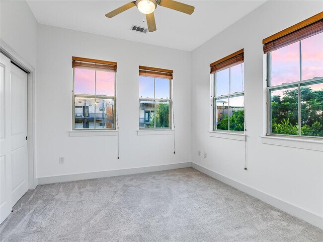 Building Photo - 2520 Bluebonnet Ln