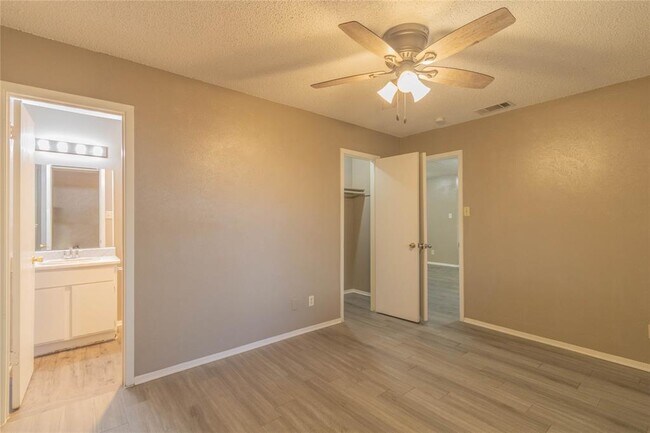 Building Photo - 701 Country Aire Dr