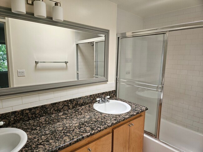 Building Photo - 5302 Comercio Ln