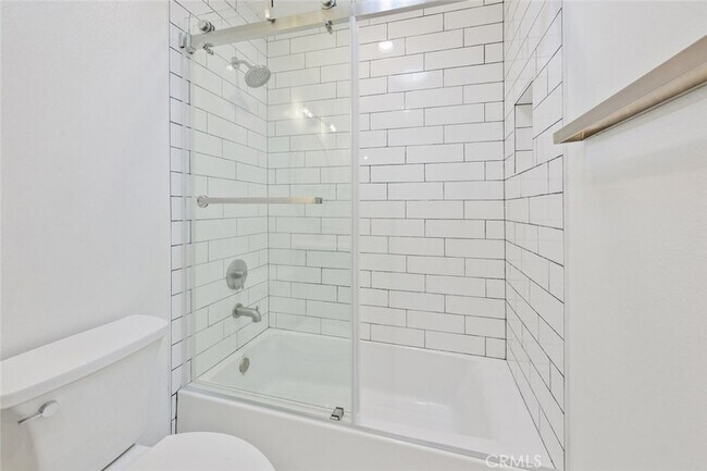 Building Photo - 411 Goldenrod Ave