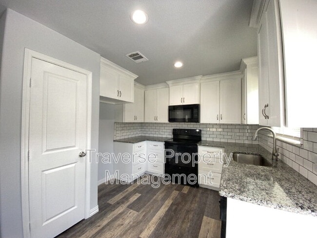 Building Photo - 924 E Annie St