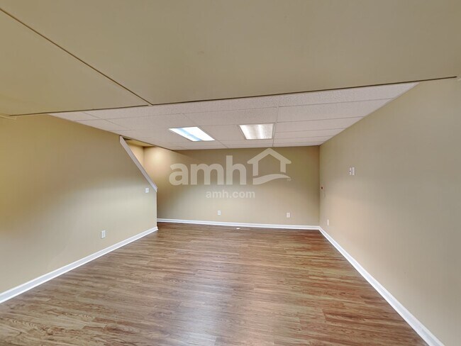 Building Photo - 2058 River Birch Dr