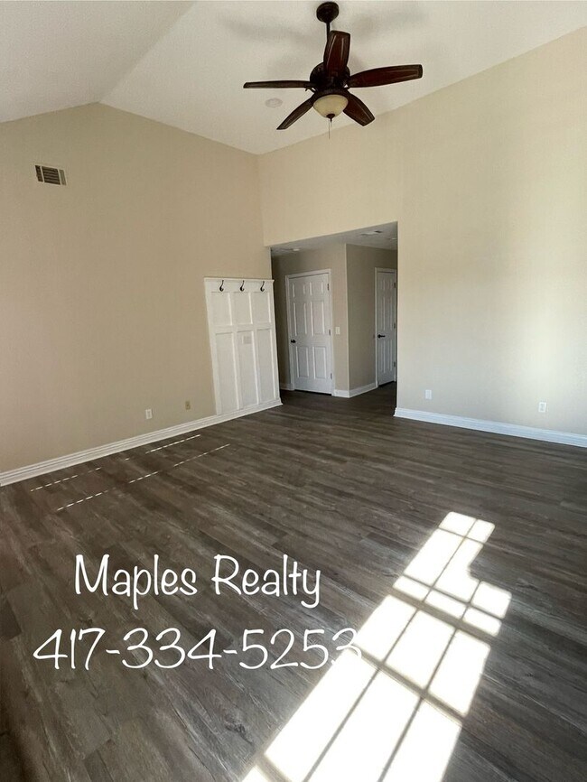 Building Photo - AVAILABLE NOW - 3 BEDROOM, 2 BATH HOUSE IN...