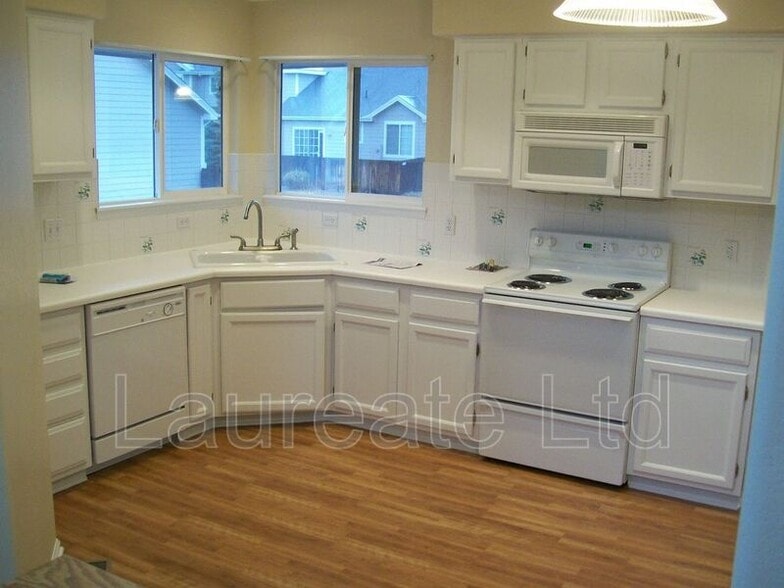 Building Photo - 8521 S Upham Way