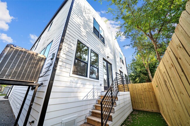 Building Photo - 4323 Rogers St