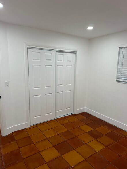 Building Photo - 850 SW 12th Ct