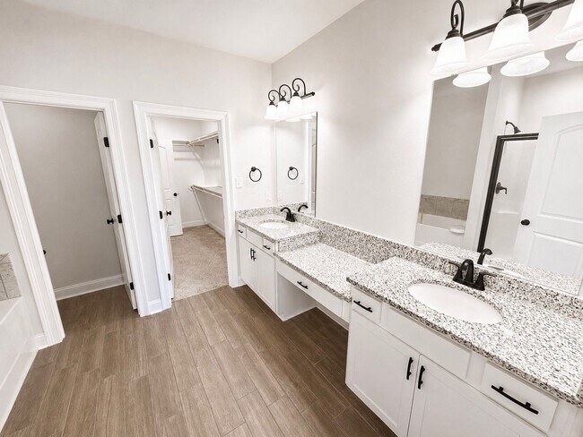 Building Photo - 915 Hackberry Dr