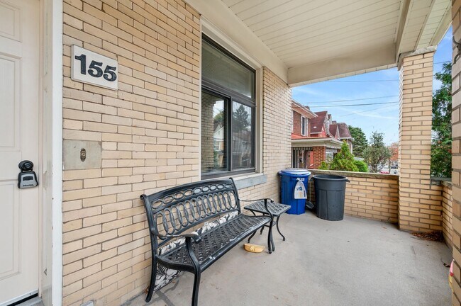 Building Photo - 4 bedroom 2 bath in Mt Washington! Available now!