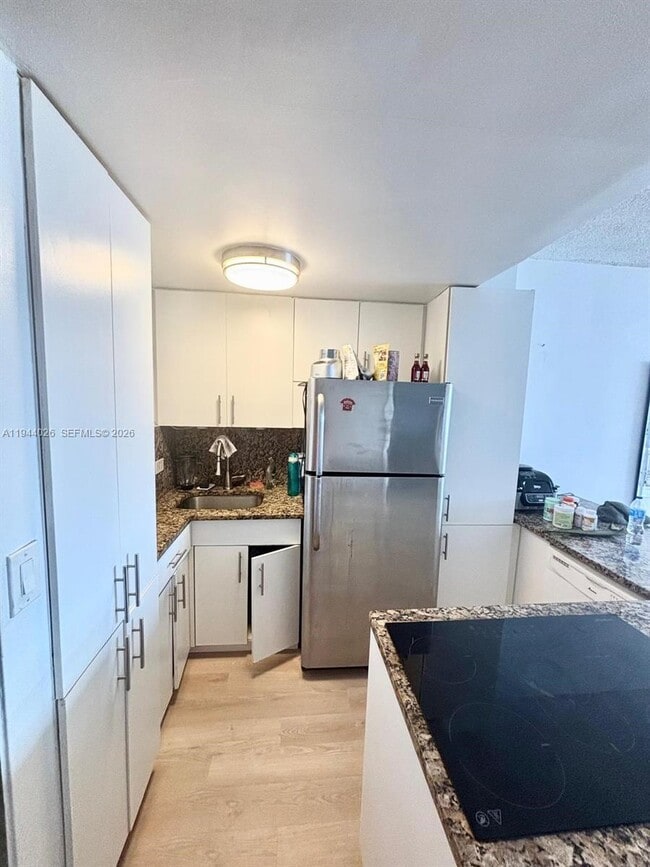 Building Photo - 999 Brickell Bay Dr